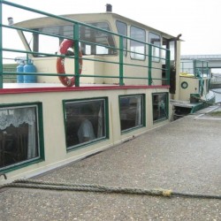 Onze boot (kijk eens door het raam) - Toneelvereniging Plankenkoorts 